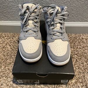 Nike Air Jordan 1 Mid SE Coconut Milk Particle Grey GS Size: 5.5Y / 7W